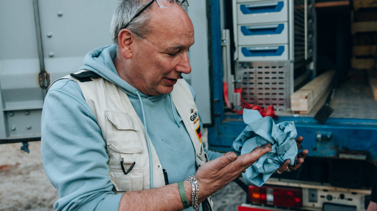 202603_UA_Placing-the-container-44